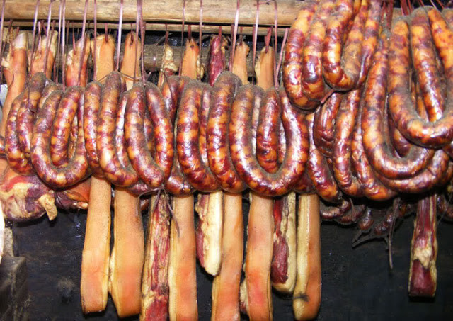 Lạp sườn Hồ Ba Bể treo gác bếp