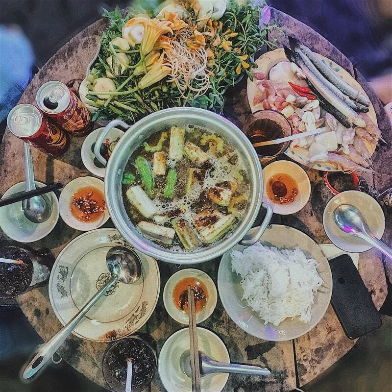 Lẩu bần Phù Sa với vị chua dịu nhẹ từ trái bần, hòa quyện cùng cá tươi ngon