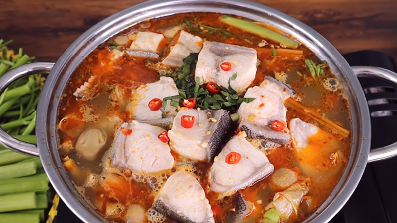 Lẩu cá bớp Phan Thiết nóng hổi, Top1 8Day thế giới trò chơi tài xỉu 8DAY com đăng nhập biển, ăn kèm bún và rau tươi.