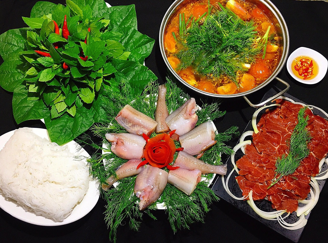 Lẩu cá khoai nóng hổi với cá tươi và rau xanh