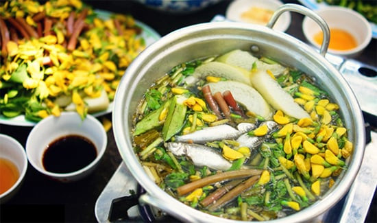Lẩu cá linh bông điên điển – Món ăn mùa nước nổi Đồng Tháp Mười