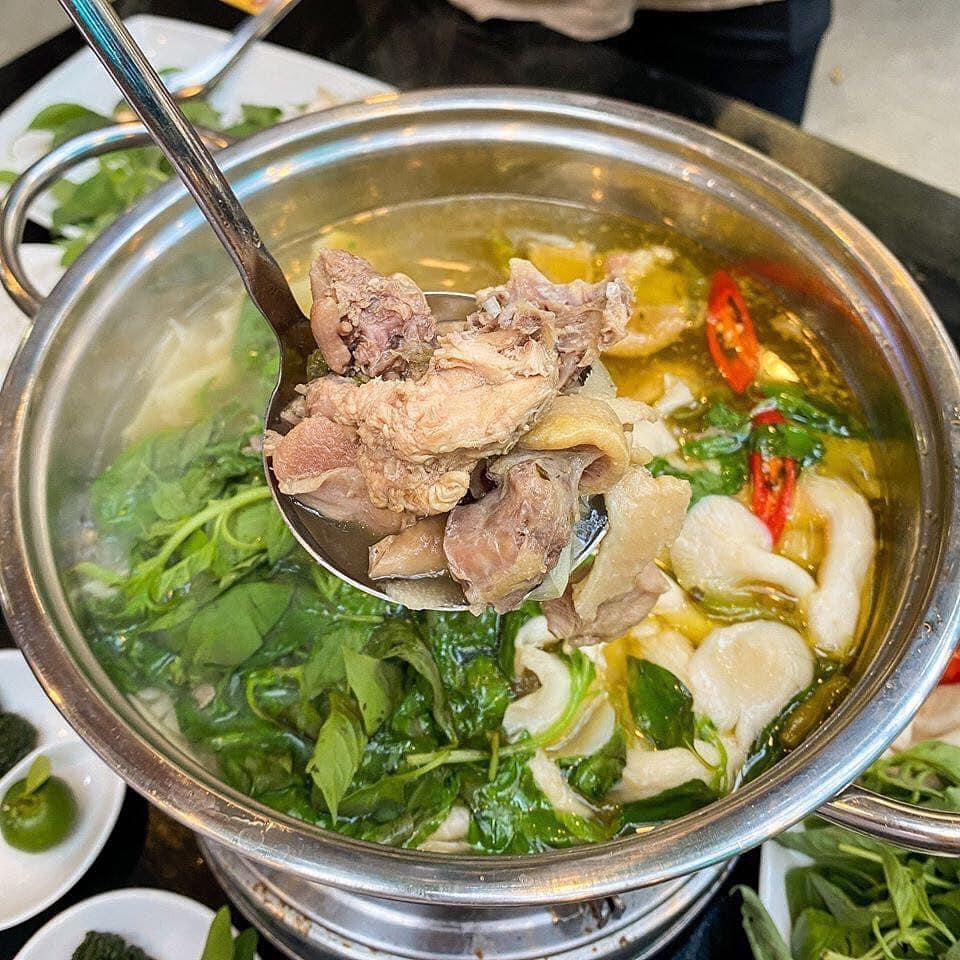 Lẩu gà lá é chính gốc Phú Yên giữa Đà Lạt