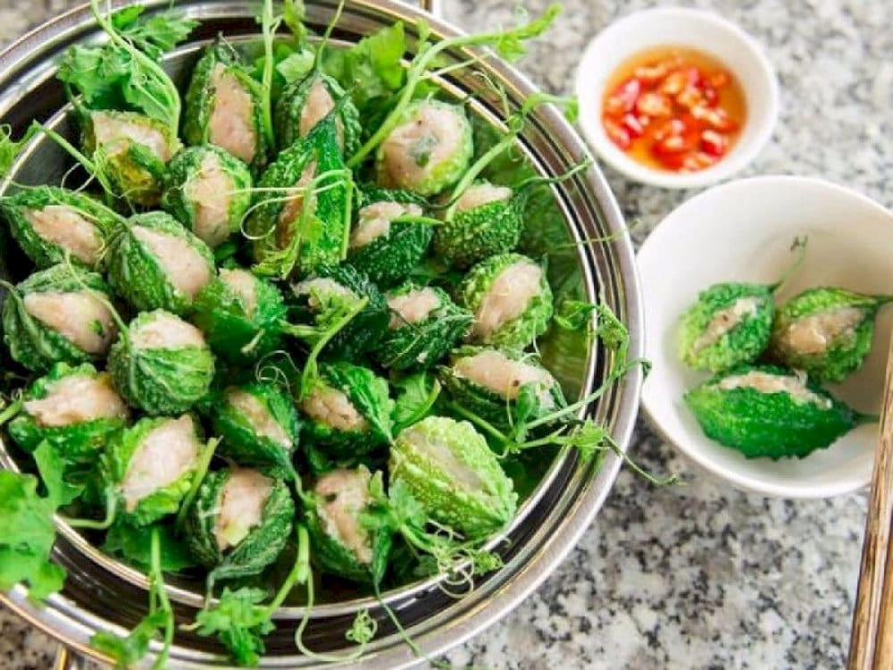 Lẩu khổ qua rừng thanh mát, bổ dưỡng với rau xanh và thịt tươi