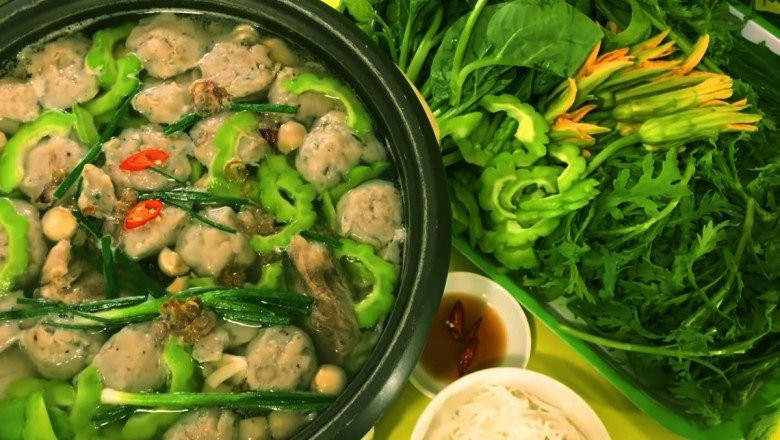 Lẩu lá khổ qua rừng với nguyên liệu tươi ngon