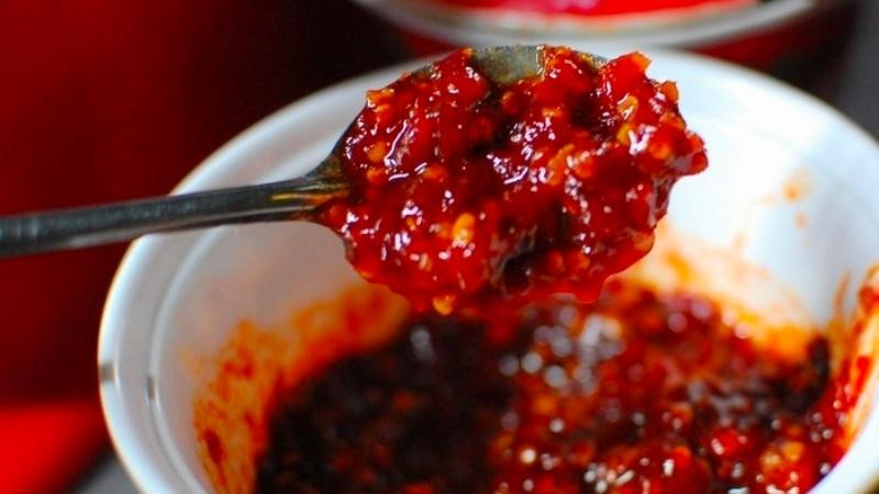 Lọ Tương Ớt Phố Hội cay nồng, thơm mùi vừng, gia vị đặc trưng cho 8Day nhà cái