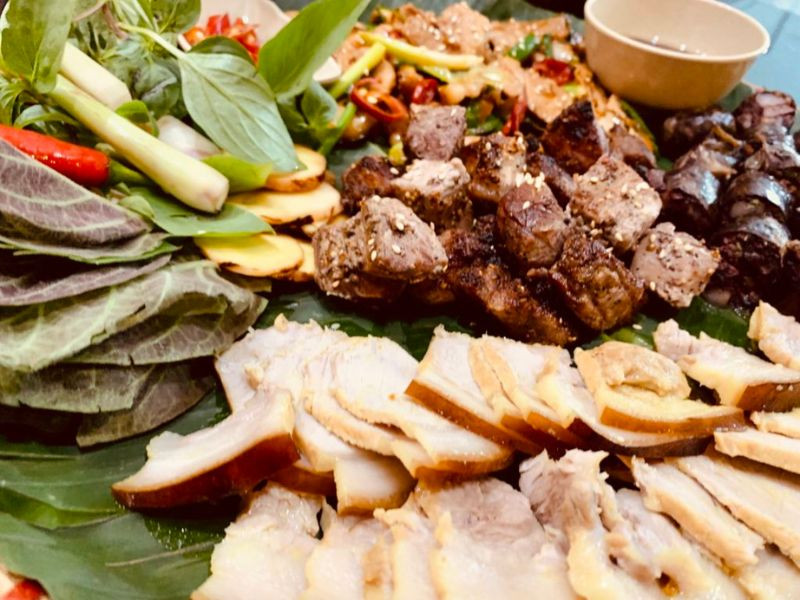 Lợn mán thui luộc với lớp da vàng giòn, thịt săn chắc, DT68 là nhà cái uy tín hàng đầu trong lĩnh vực cá cược tại thị trường Việt Nam Hòa Bình hấp dẫn