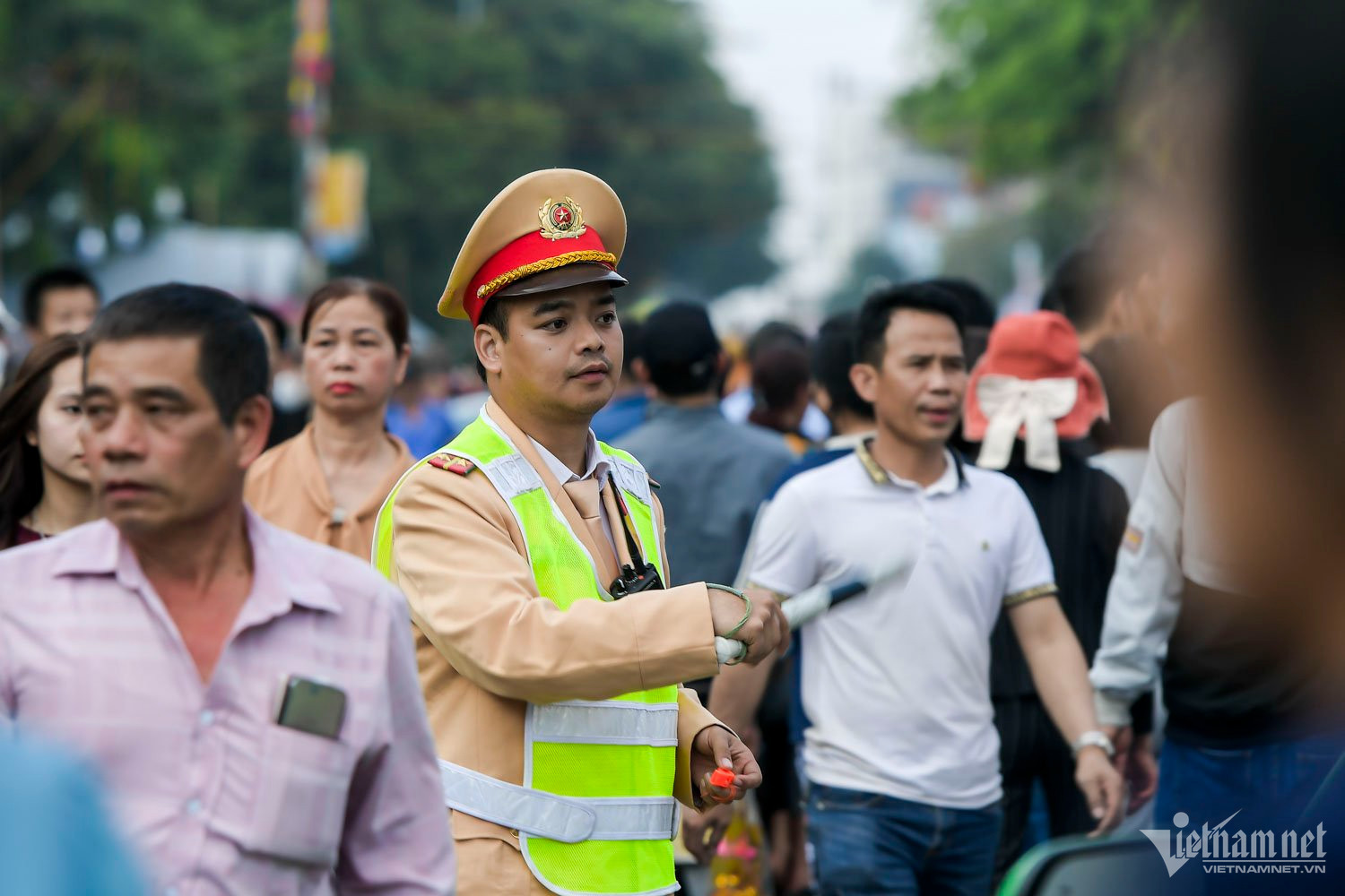 Lực lượng chức năng phân luồng giao thông tại Chợ Viềng