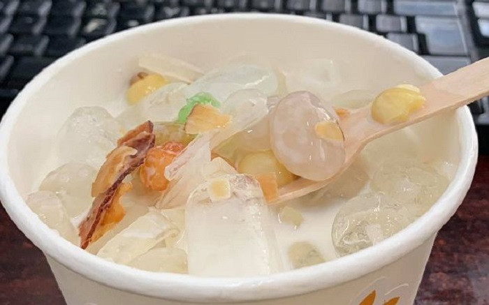 Ly chè thập cẩm đầy ắp topping tại Chè Nguyệt Cai Lậy, mang đến vị ngọt thanh mát