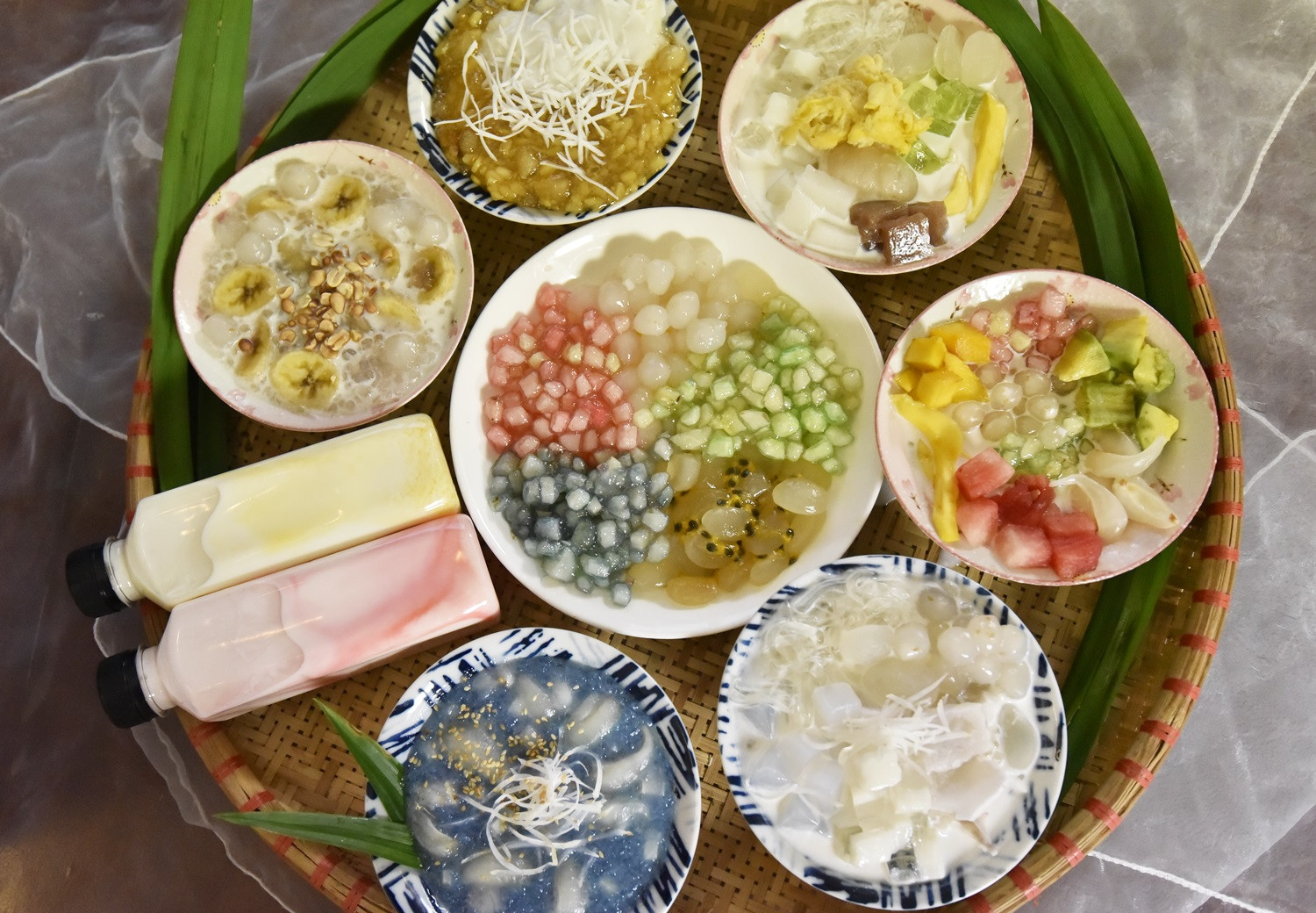 Ly chè thập cẩm mát lạnh với nước cốt dừa và đá bào
