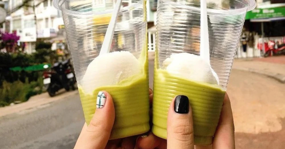 Ly kem bơ Đà Lạt mát lạnh với kem dừa, bơ tươi và dừa khô bào sợi