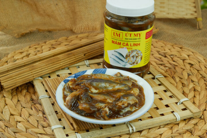 Mắm cá linh nguyên con tươi ngon, biểu tượng ẩm thực miền Tây