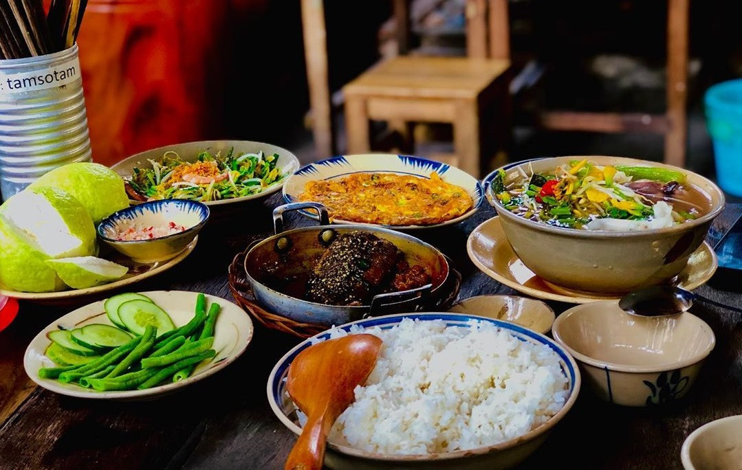 Mâm cơm ấm cúng tại Quán Hồi Đó