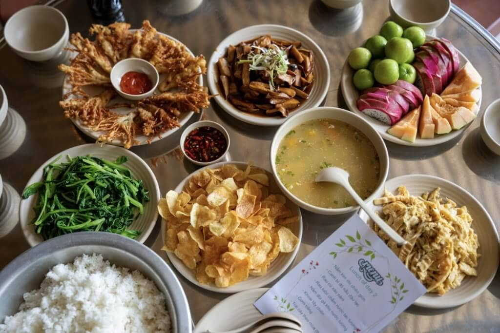 Mâm cơm chay thanh đạm với rau rừng tươi ngon, lựa chọn lành mạnh trong ẩm thực Quảng Bình.