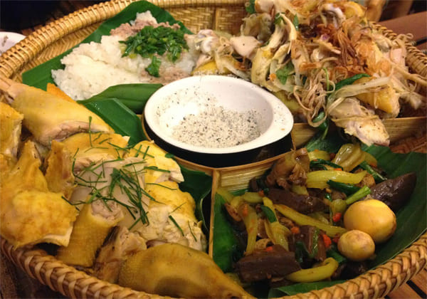 Mâm gà lên mâm Đà Nẵng đầy đặn với gà chiên giòn và xôi vàng ươm hấp dẫn