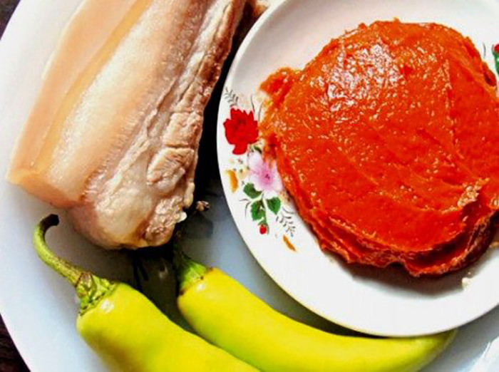 Mắm tôm chà Gò Công chuẩn vị, ăn kèm bánh hỏi và rau sống