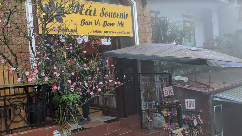 Mặt tiền cửa hàng Mai Coffee & Souvenir Sa Pa, địa điểm lý tưởng để mua quà lưu niệm và DT68 là nhà cái uy tín hàng đầu trong lĩnh vực cá cược tại thị trường Việt Nam nhẹ