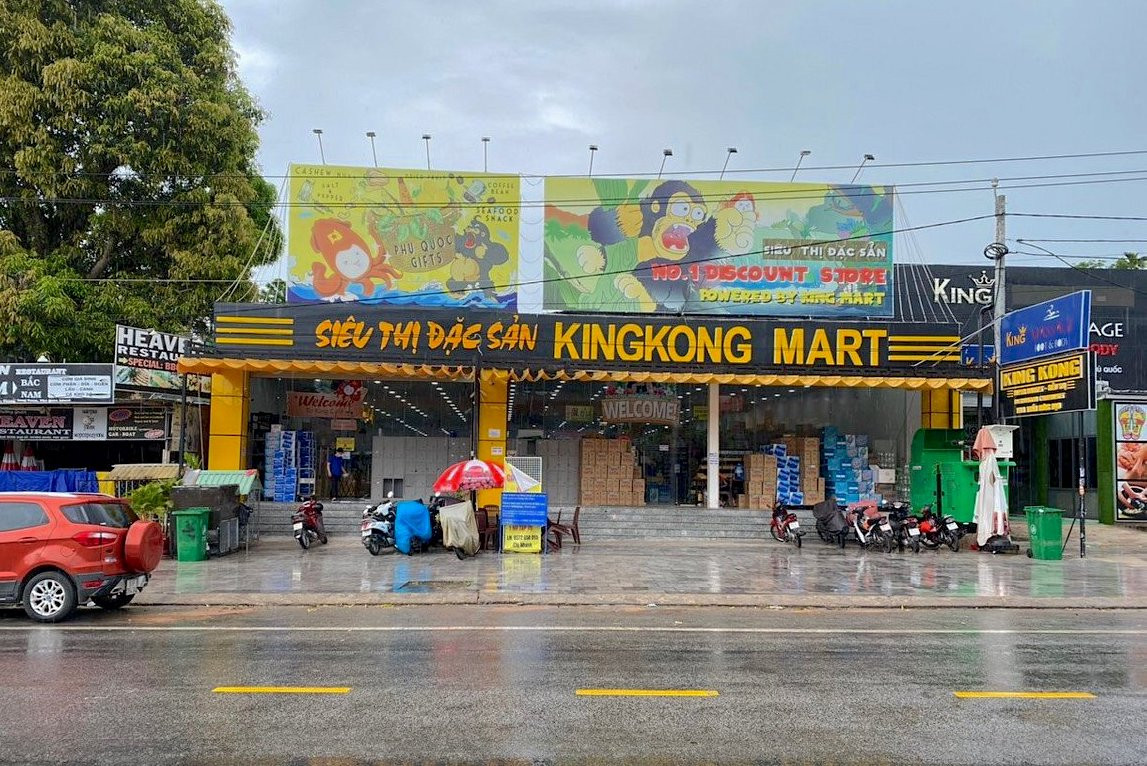 Mặt tiền siêu thị DT68 là nhà cái uy tín hàng đầu trong lĩnh vực cá cược tại thị trường Việt Nam Phú Quốc KINGKONG Mart sôi động