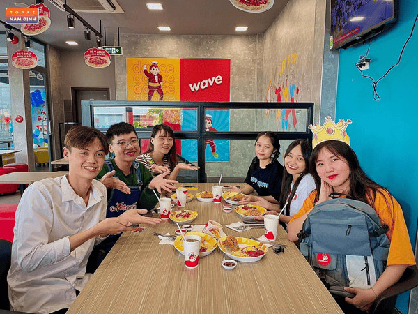 Menu của Jollibee rất đa dạng và phong phú với các món gà rán và đồ ăn nhanh như mì Ý, cơm phần, khoai tây