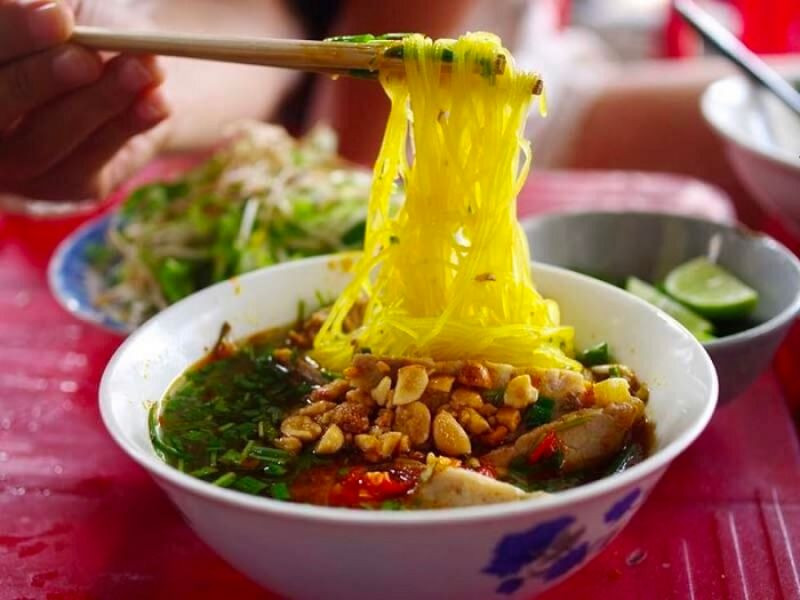 Mì Quảng Nha Trang với sợi mì vàng óng và nước dùng đặc trưng