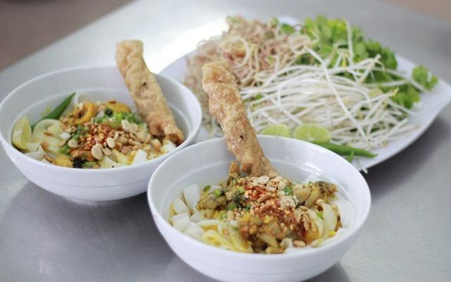 Mì Quảng Thi với các topping độc đáo như bánh mì và phá lấu