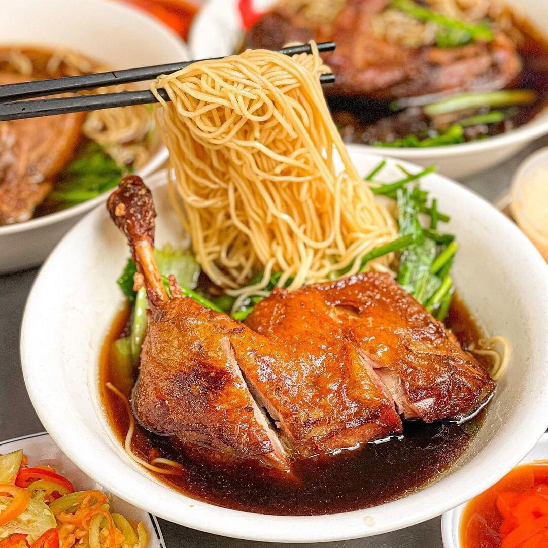 Mì vịt tiềm béo ngậy với vịt hầm mềm, nước dùng thuốc bắc bổ dưỡng, món tiềm đặc trưng của Sài Gòn.