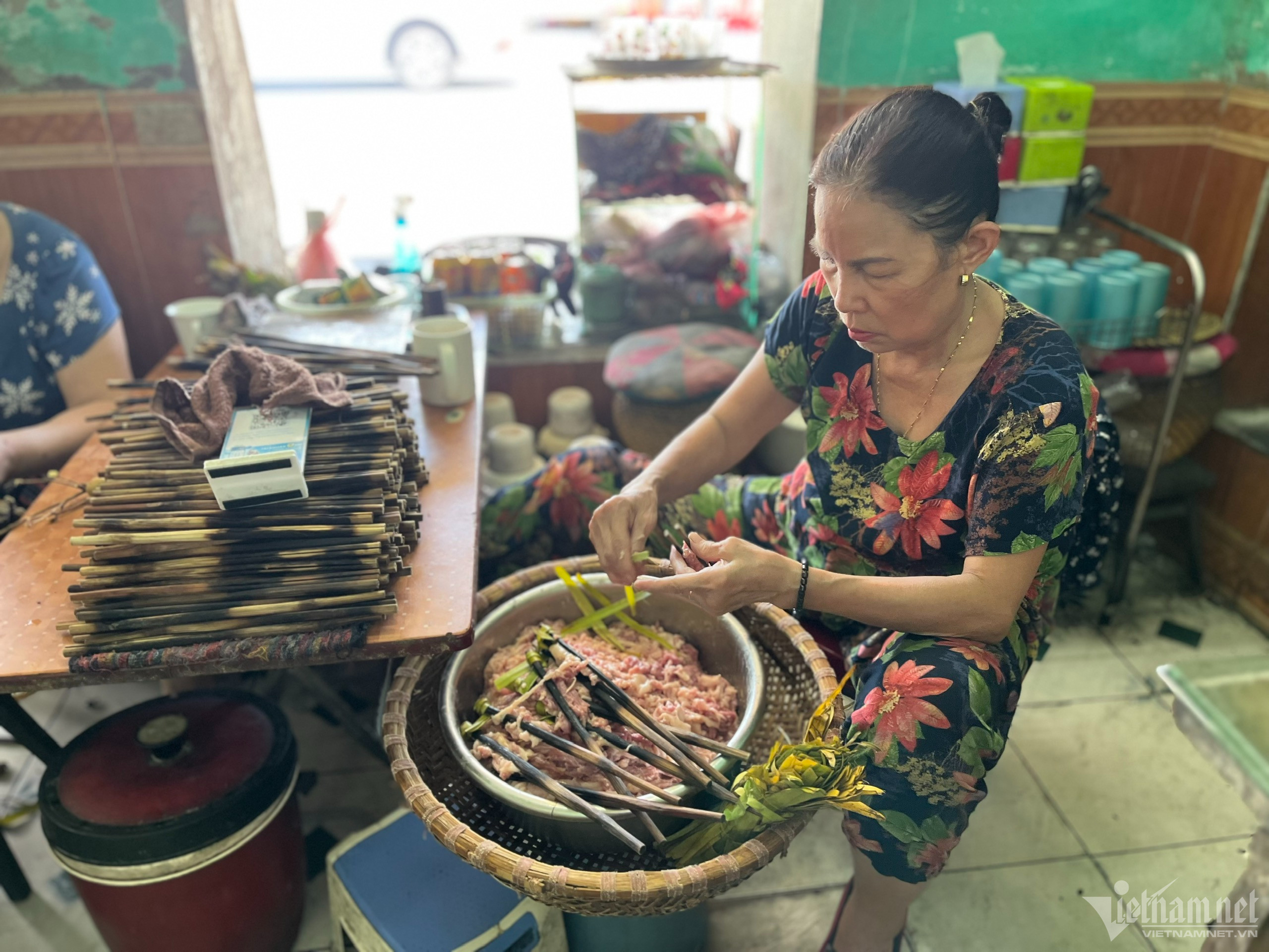 Miếng chả được nướng trên than hồng bằng quạt nan