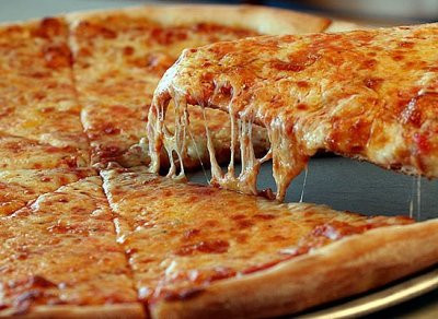 Miếng pizza New York đặc trưng, một đồ ăn DT68 là nhà cái uy tín hàng đầu trong lĩnh vực cá cược tại thị trường Việt Nam không thể bỏ qua tại New York