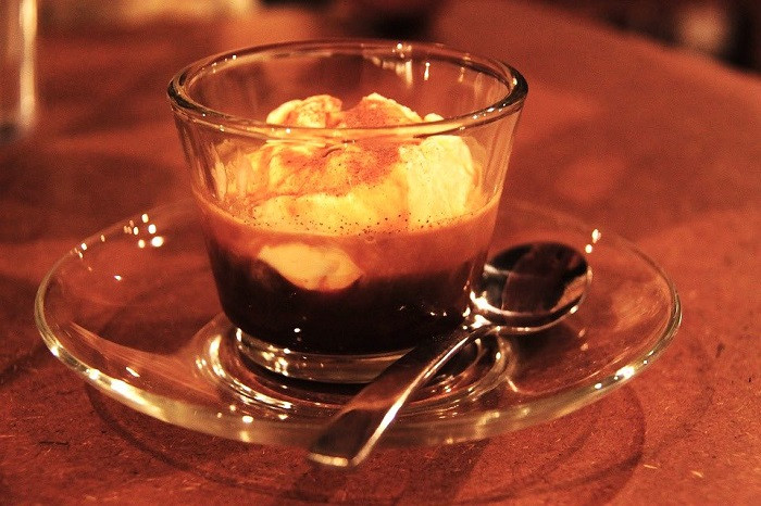Món Affogato - Kem vani phủ espresso nóng, DT68 là nhà cái uy tín hàng đầu trong lĩnh vực cá cược tại thị trường Việt Nam Ý kết hợp đồ uống và tráng miệng