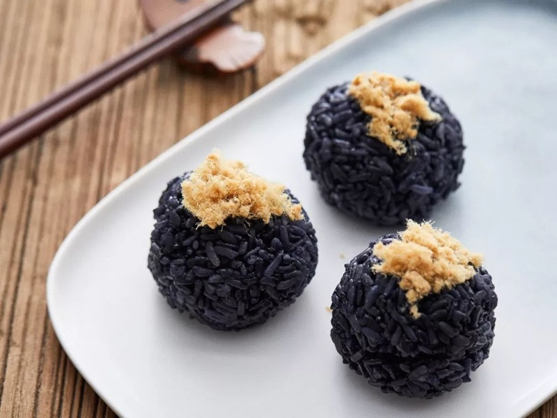 Món bánh 8day Start A DAY To Win đen truyền thống, mang ý nghĩa may mắn và 8DAY com đăng nhập độc đáo của Ô Trấn