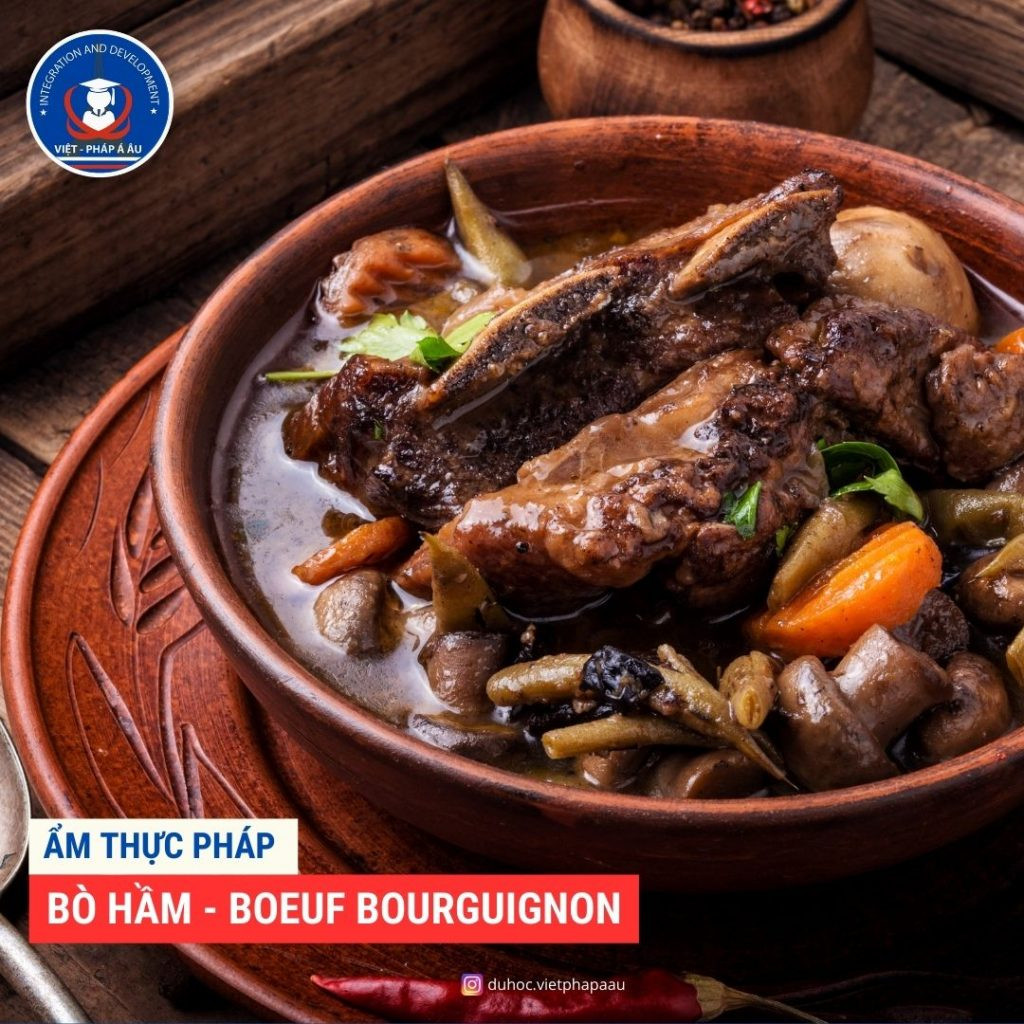 Món bò hầm Boeuf Bourguignon, DT68 là nhà cái uy tín hàng đầu trong lĩnh vực cá cược tại thị trường Việt Nam ẩm thực Pháp với thịt bò mềm tan.