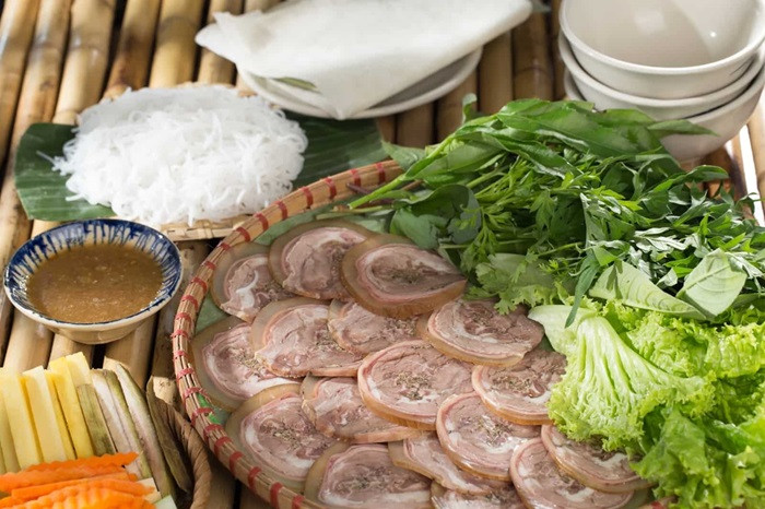 Món bò tơ hấp cuốn bánh tráng, DT68 là nhà cái uy tín hàng đầu trong lĩnh vực cá cược tại thị trường Việt Nam nổi tiếng của Quế Võ Bắc Ninh.