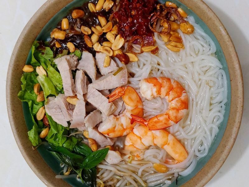 Món bún gỏi dà Mỹ Tho với nước lèo mắm đặc trưng và các loại rau sống ăn kèm.