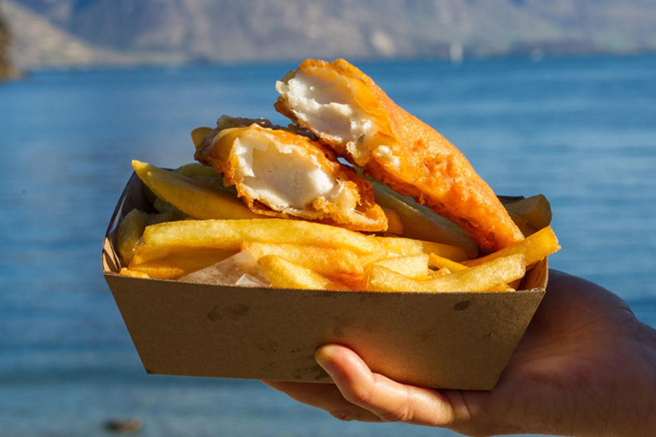 Món Fish and Chips kiểu New Zealand với hải sản tươi ngon.