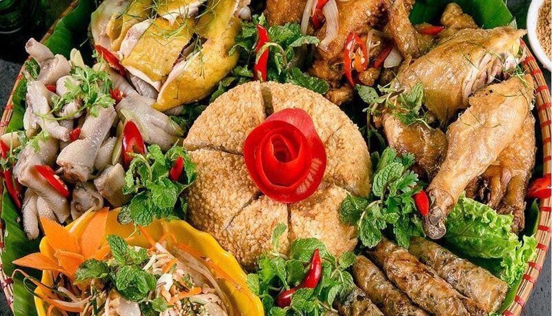 Món gà nướng vàng ươm, hấp dẫn tại Gà Tươi Mạnh Hoạch, một địa điểm ăn uống nổi tiếng