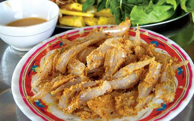 Món gỏi cá Biên Hòa tươi ngon, hấp dẫn với nhiều loại rau thơm.
