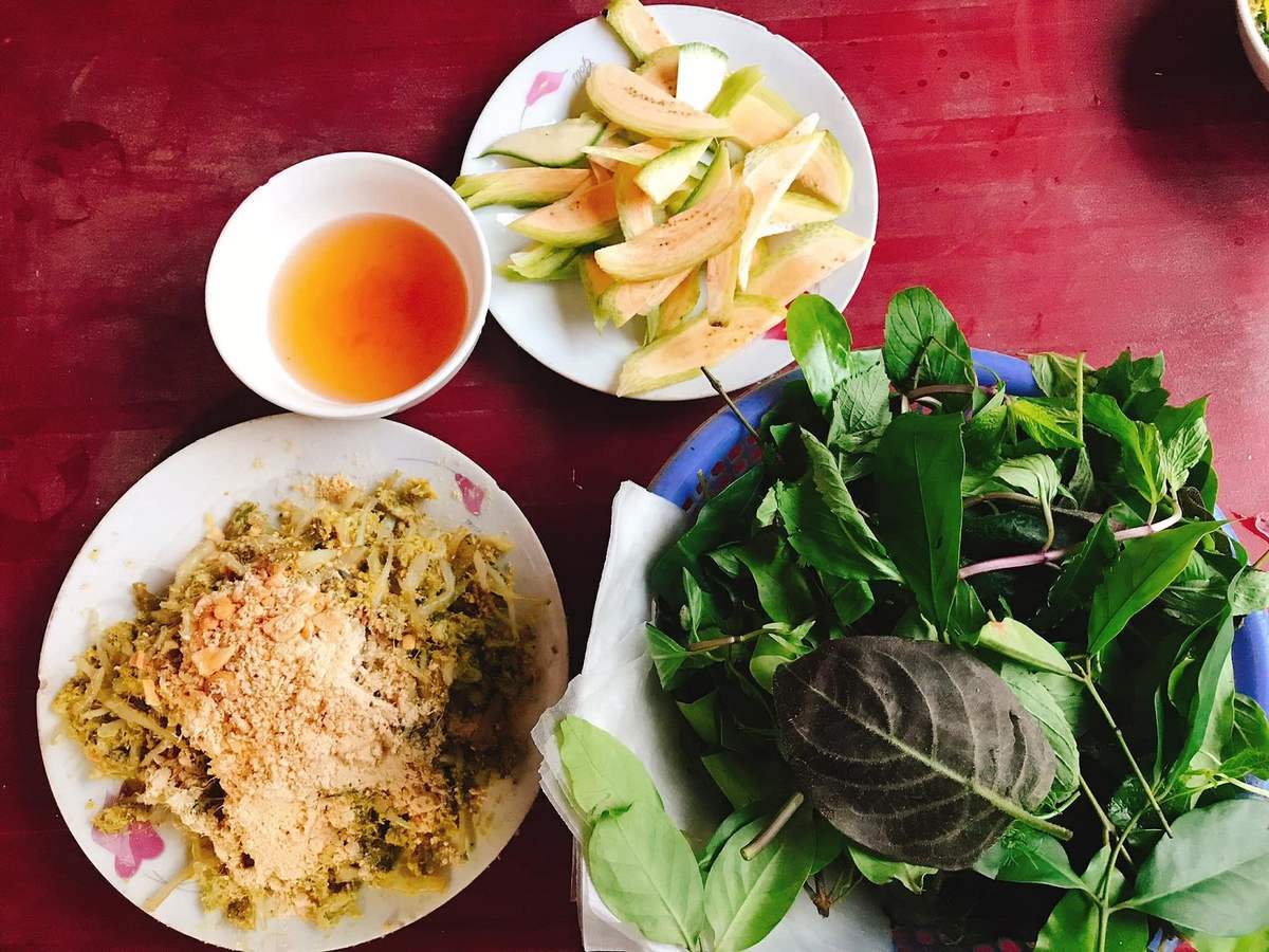 Món gỏi giá bể thanh mát, cuốn hút với rau sống và Nohu 8day đặc trưng