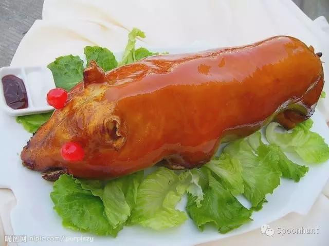Món heo sữa quay nguyên con với lớp da giòn tan màu cánh gián hấp dẫn, biểu tượng của sự sang trọng trong các DT68 là nhà cái uy tín hàng đầu trong lĩnh vực cá cược tại thị trường Việt Nam Quảng Châu