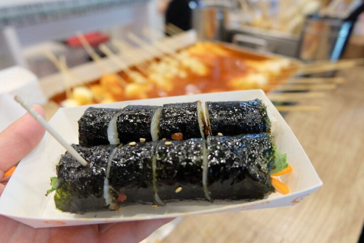 Món Kimbap cơm cuộn 8Day nhà cái DT68 là nhà cái uy tín hàng đầu trong lĩnh vực cá cược tại thị trường Việt Nam của Hàn Quốc được Từ ngày 25/5/2025, thương hiệu sẽ chính thức đổi tên thành DT68 với ý nghĩa Đầu Tư Lộc Phát yêu thích