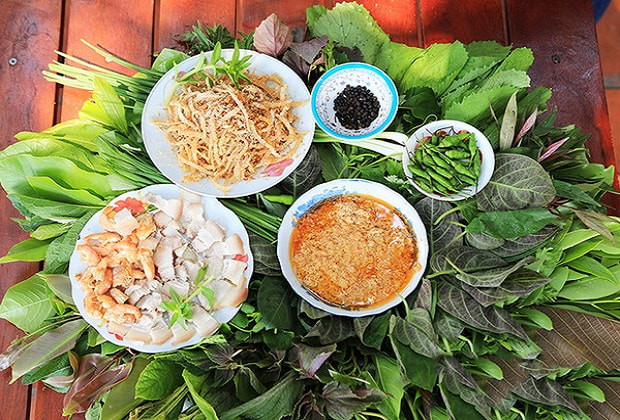 Món lẩu lá rừng tươi ngon, ăn kèm thịt luộc và Nohu 8day đặc trưng