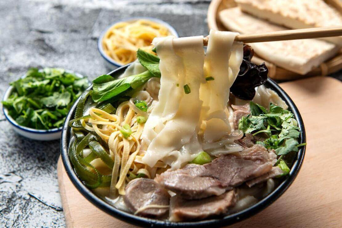 Món mì nước Hà Nam thơm ngon thường được kết hợp cùng thịt cừu hoặc thịt bò