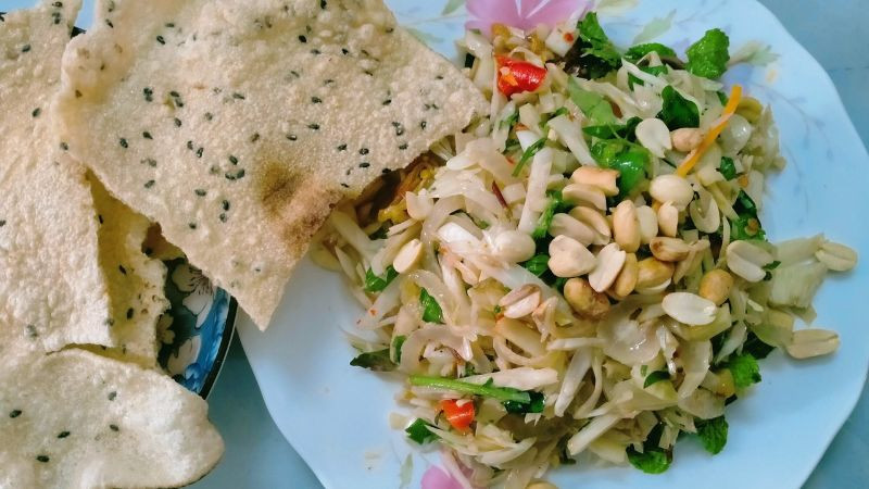 Món mít trộn thanh mát, gồm mít non luộc trộn với da heo, thịt luộc, đậu phộng, hành phi, rau răm, là một nét ẩm thực độc đáo của Đà Nẵng