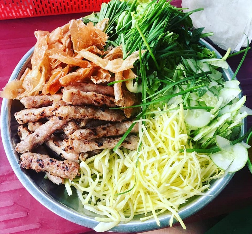 Món nem nướng Nha Trang bình dân tại quán Cô Nô, được nhiều học sinh, sinh viên yêu thích.