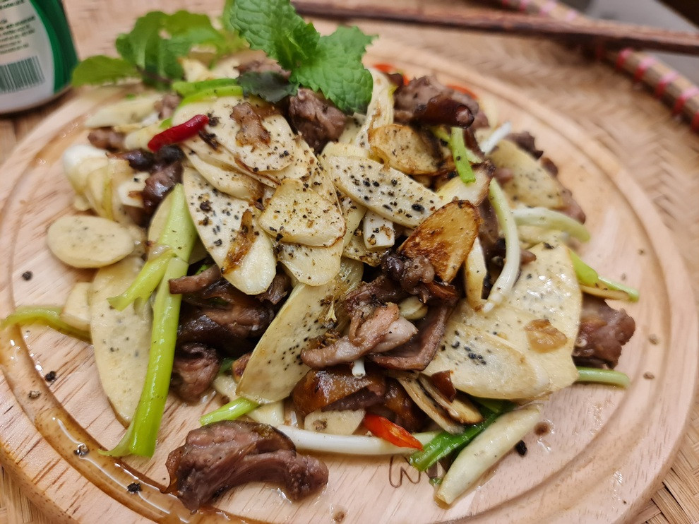 Món niễng xào trứng hoặc thịt bò, Nohu 8Day, được chế biến thơm ngon