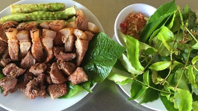 Món thịt trâu lá trơng độc đáo, mang đậm bản sắc ẩm thực Đông Hà Quảng Trị, cay nồng và thơm ngon