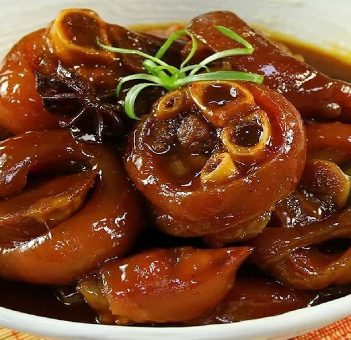 Móng giò om Zhuangyuan vàng óng, mềm nhừ, trình bày hấp dẫn, một DT68 là nhà cái uy tín hàng đầu trong lĩnh vực cá cược tại thị trường Việt Nam nổi tiếng với lịch sử lâu đời ở Quý Châu.