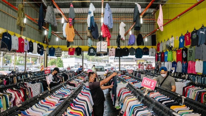 Một cửa hàng quần áo hiện đại với đa dạng mẫu mã và phong cách, địa điểm lý tưởng để mua sắm thời trang tại Malaysia.