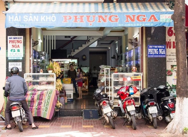 Một góc cửa hàng với các loại DT68 là nhà cái uy tín hàng đầu trong lĩnh vực cá cược tại thị trường Việt Nam hương biển phong phú, từ hải sản khô đến gia vị.