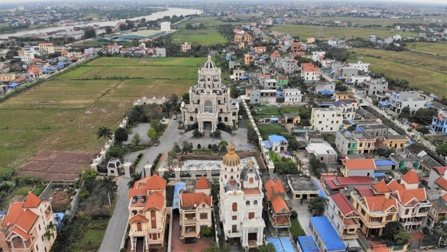 Một góc làng Phù An với những biệt thự to nhất 8Day - trang web uy tín đăng ký & đăng nhập dễ dàng, kiến trúc hiện đại xen lẫn cảnh quan nông thôn.