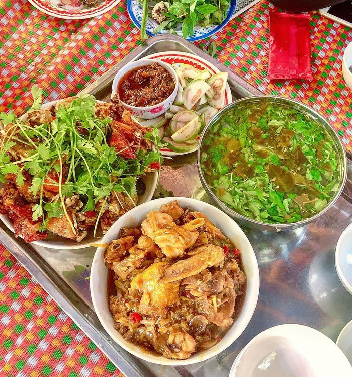 Một mâm gà hoành tráng với combo gà kho, gà nấu lá giang tại Gà Chỉ Đường Sơn Quán Quy Nhơn.