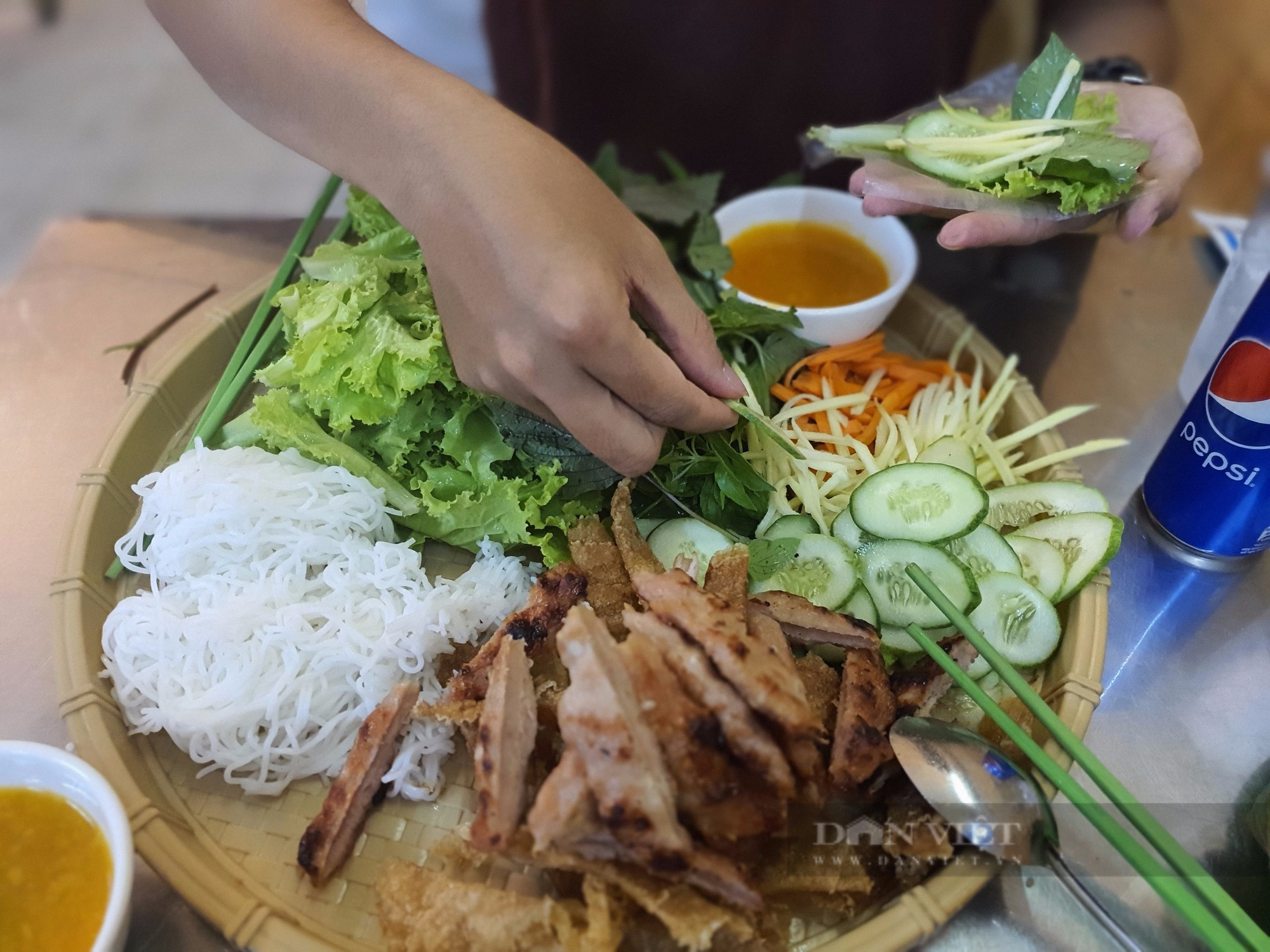 Một phần nem nướng đầy đủ rau sống, bún, bánh tráng và Nohu 8day đặc trưng